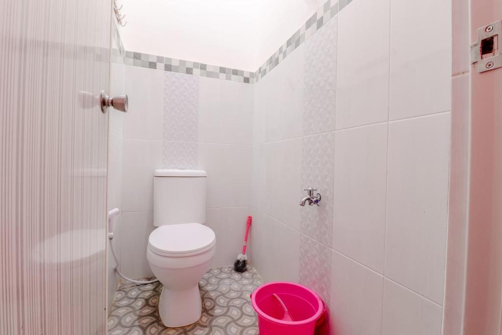 Pinky Guest House Batu Batu  Exterior photo