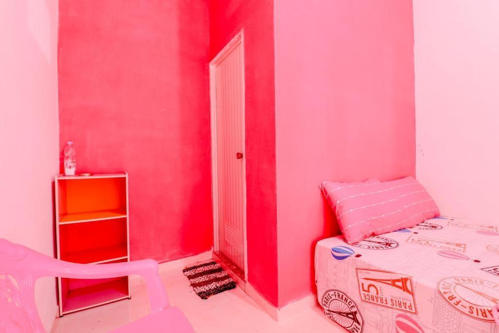 Pinky Guest House Batu Batu  Exterior photo