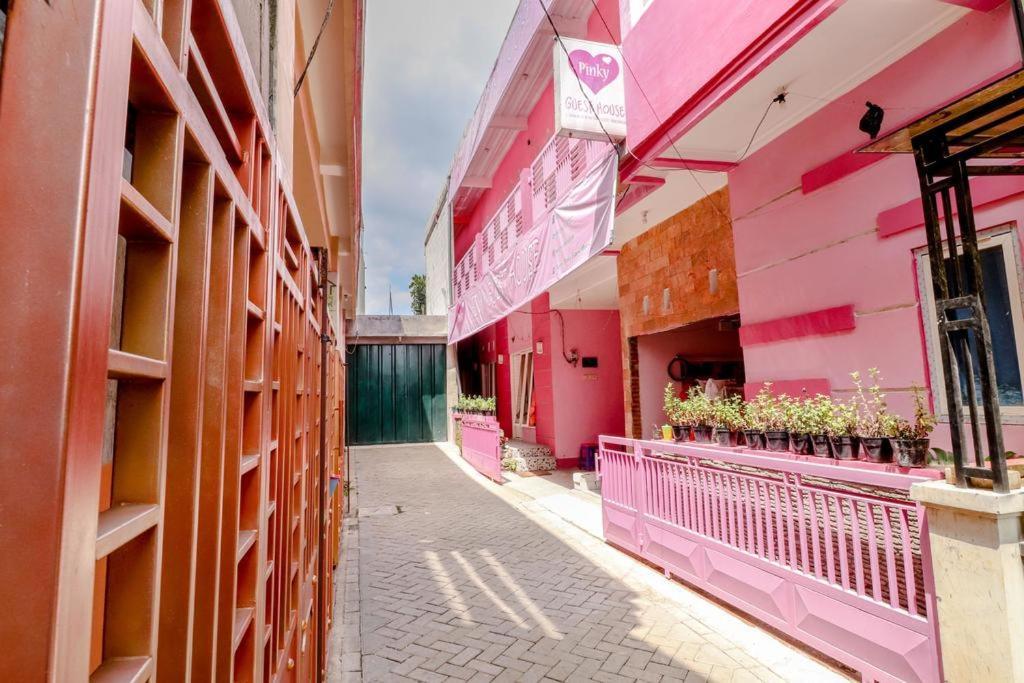 Pinky Guest House Batu Batu  Exterior photo