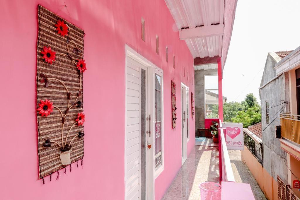 Pinky Guest House Batu Batu  Exterior photo