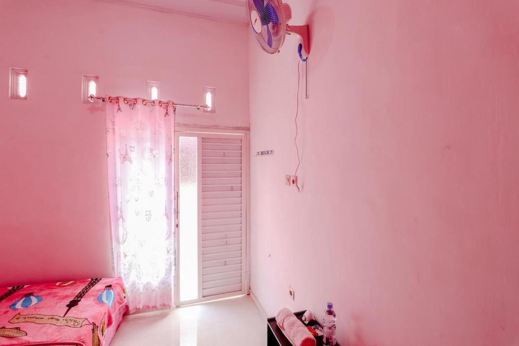 Pinky Guest House Batu Batu  Exterior photo